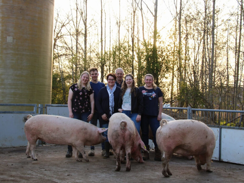 Familie Selman met varkens